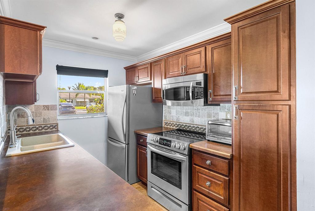 510 High Point Drive D, Delray Beach, FL 33445