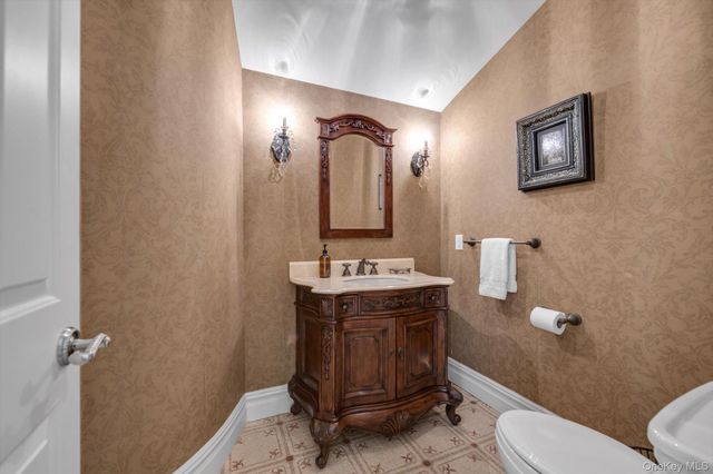 233 Everit Avenue, Hewlett Harbor, NY 11557