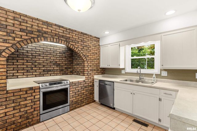 1302 JEFFERSON Street, Pekin, IL 61554
