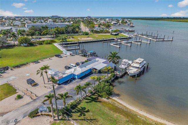 106 Pago Pago DR W, Naples, FL 34113
