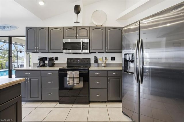 402 SW 28th ST, Cape Coral, FL 33914