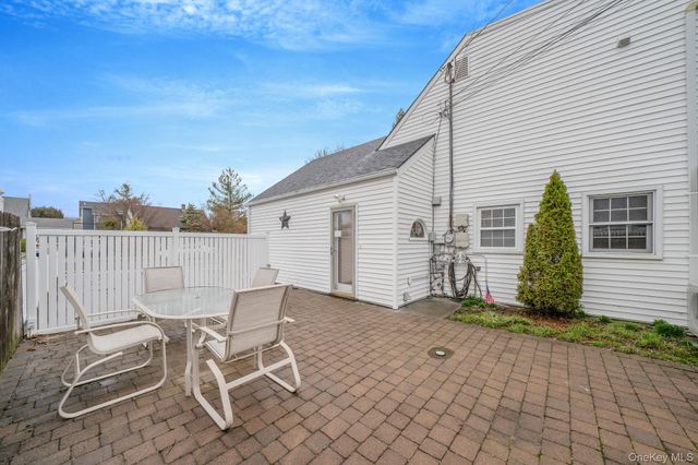 90 Haven Lane, Levittown, NY 11756