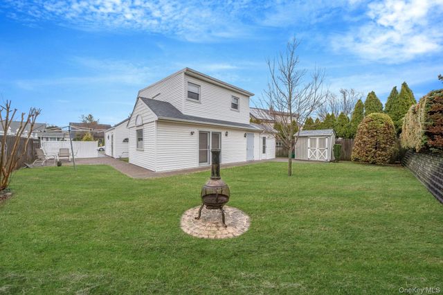 90 Haven Lane, Levittown, NY 11756