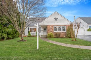 90 Haven Lane, Levittown, NY 11756