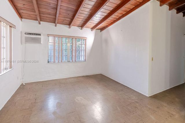 670 SE 1st St, Hialeah, FL 33010