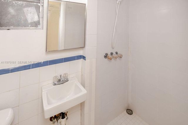 670 SE 1st St, Hialeah, FL 33010