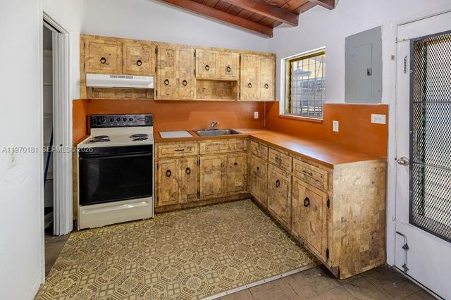 670 SE 1st St, Hialeah, FL 33010