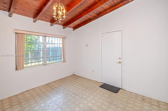 670 SE 1st St, Hialeah, FL 33010