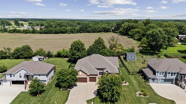 6989 141st Street, Basehor, KS 66007
