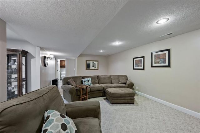 6989 141st Street, Basehor, KS 66007