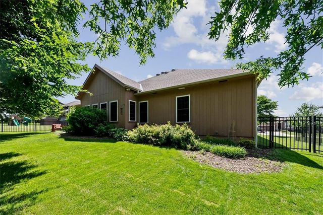 6989 141st Street, Basehor, KS 66007