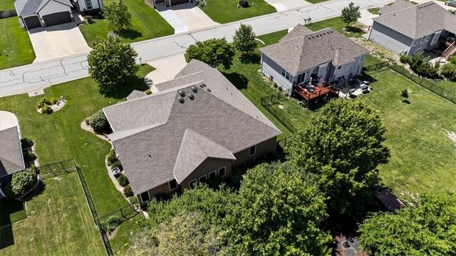 6989 141st Street, Basehor, KS 66007