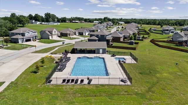 6989 141st Street, Basehor, KS 66007