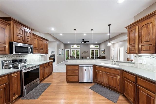 6989 141st Street, Basehor, KS 66007