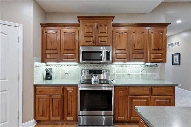 6989 141st Street, Basehor, KS 66007