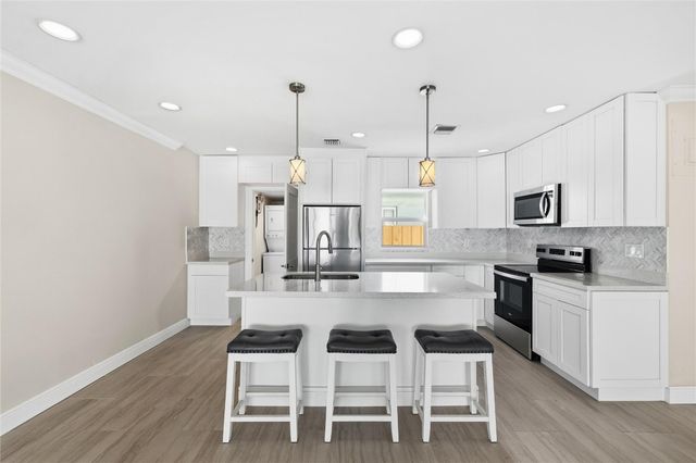 2000 NE 17 Court, Fort Lauderdale, FL 33304