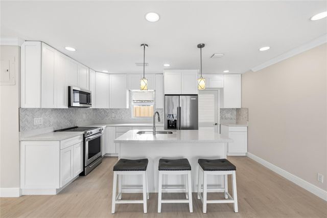 2000 NE 17 Court, Fort Lauderdale, FL 33304