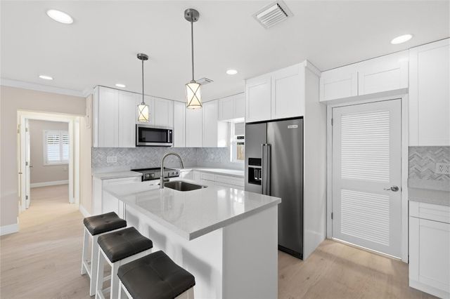 2000 NE 17 Court, Fort Lauderdale, FL 33304