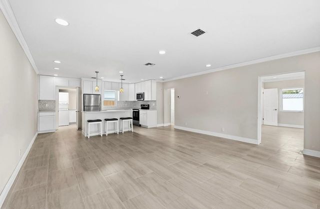 2000 NE 17 Court, Fort Lauderdale, FL 33304