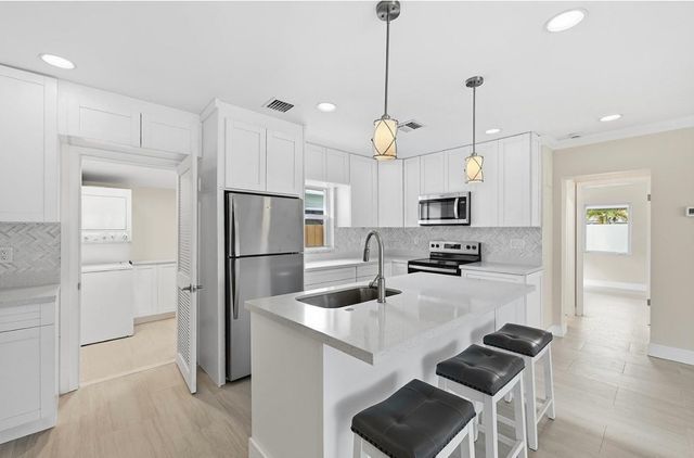 2000 NE 17 Court, Fort Lauderdale, FL 33304