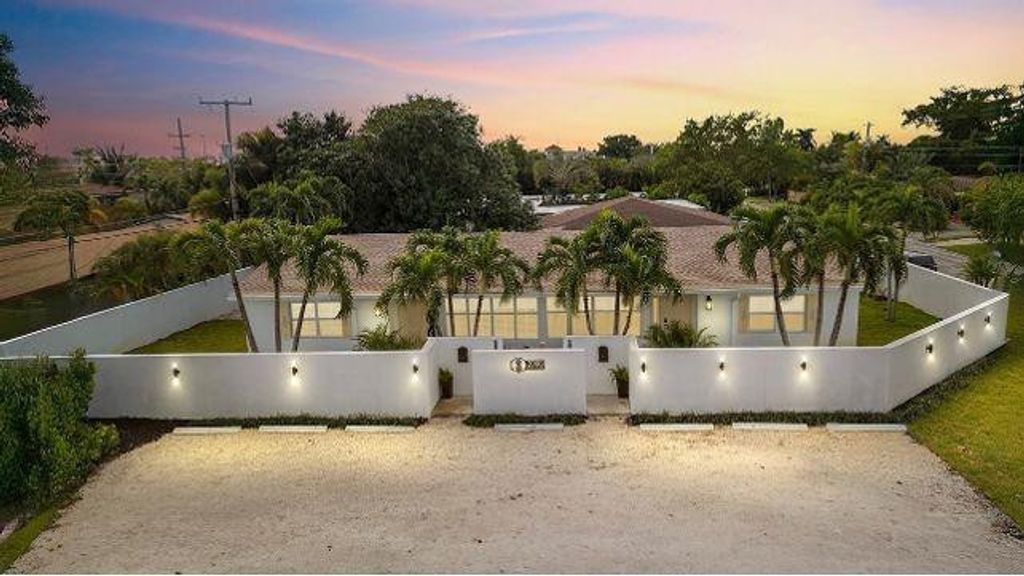 2000 NE 17 Court, Fort Lauderdale, FL 33304