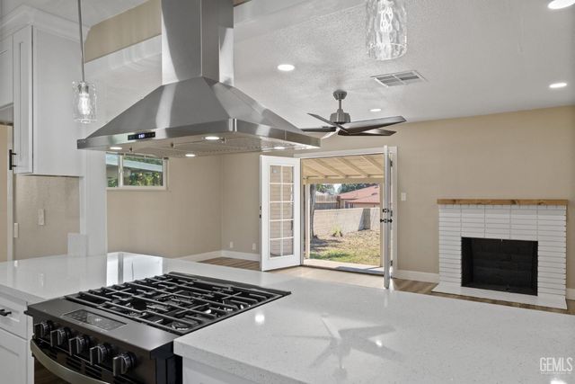 1801 University Avenue, Bakersfield, CA 93305