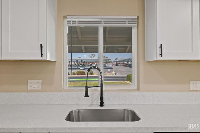 1801 University Avenue, Bakersfield, CA 93305