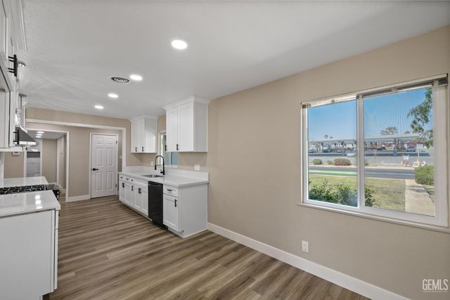 1801 University Avenue, Bakersfield, CA 93305