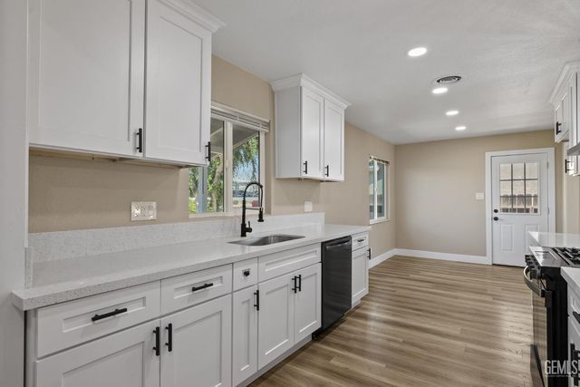 1801 University Avenue, Bakersfield, CA 93305