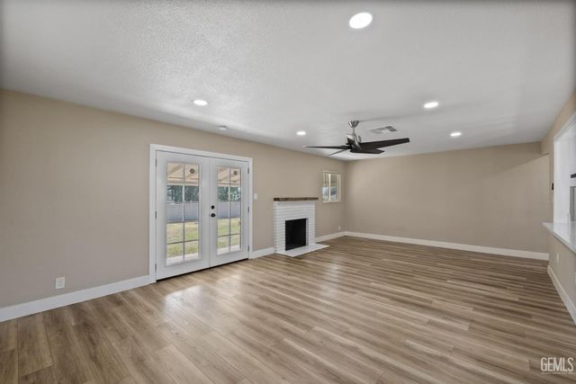 1801 University Avenue, Bakersfield, CA 93305