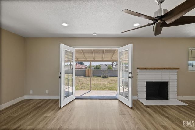 1801 University Avenue, Bakersfield, CA 93305