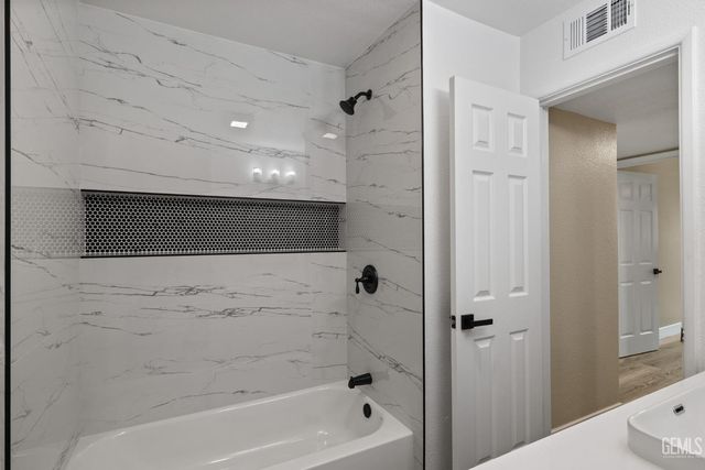 1801 University Avenue, Bakersfield, CA 93305