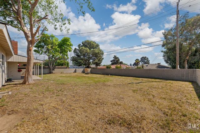 1801 University Avenue, Bakersfield, CA 93305