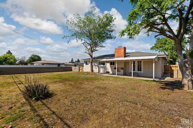 1801 University Avenue, Bakersfield, CA 93305