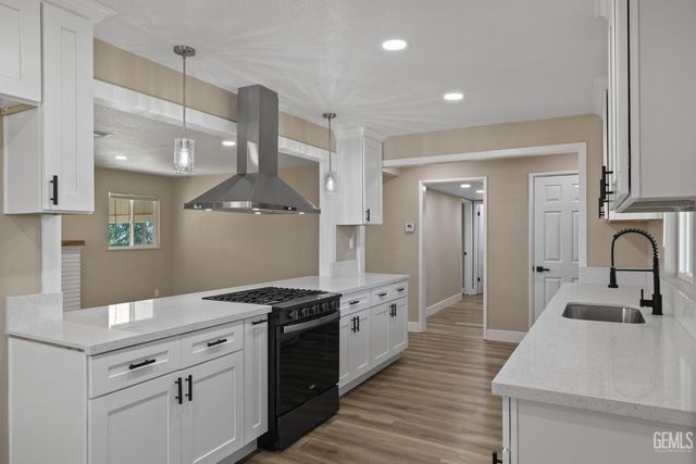 1801 University Avenue, Bakersfield, CA 93305