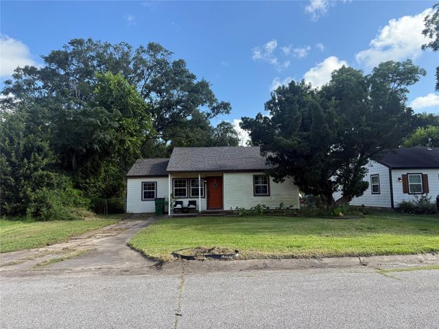 725 Kyle Street, Angleton, TX 77515