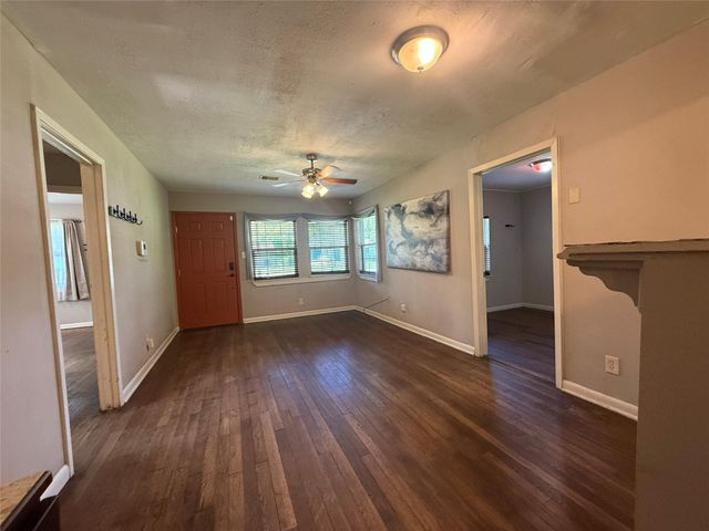 725 Kyle Street, Angleton, TX 77515