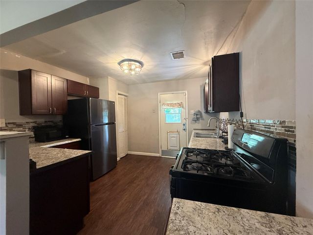725 Kyle Street, Angleton, TX 77515