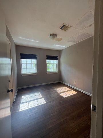 725 Kyle Street, Angleton, TX 77515