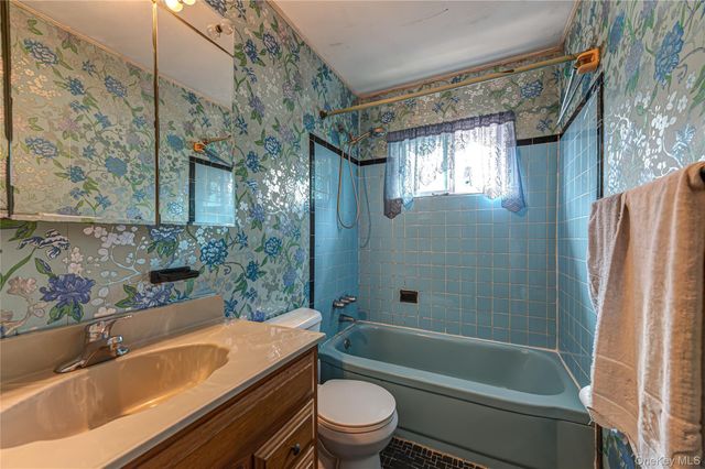 1614 N Gardiner Drive, Bay Shore, NY 11706