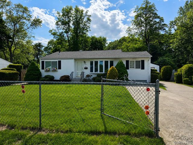 1614 N Gardiner Drive, Bay Shore, NY 11706