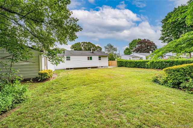1614 N Gardiner Drive, Bay Shore, NY 11706