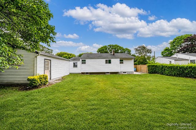 1614 N Gardiner Drive, Bay Shore, NY 11706