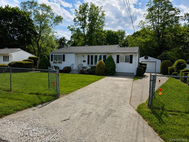 1614 N Gardiner Drive, Bay Shore, NY 11706