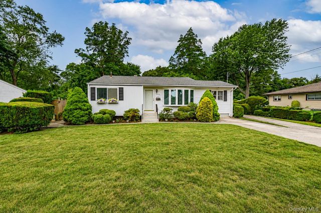 1614 N Gardiner Drive, Bay Shore, NY 11706