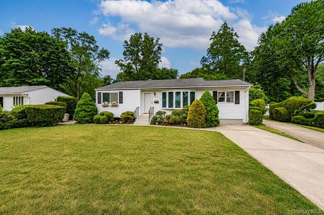 1614 N Gardiner Drive, Bay Shore, NY 11706