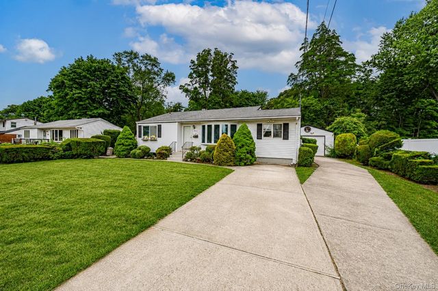 1614 N Gardiner Drive, Bay Shore, NY 11706