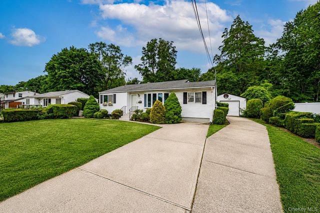 1614 N Gardiner Drive, Bay Shore, NY 11706