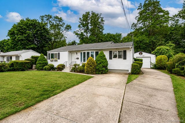 1614 N Gardiner Drive, Bay Shore, NY 11706