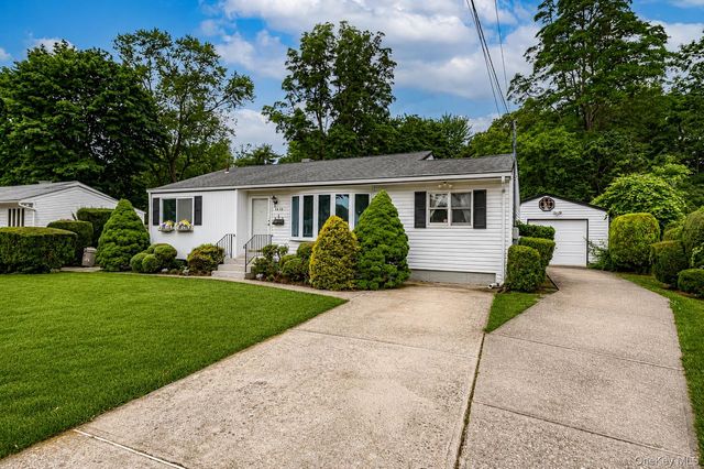 1614 N Gardiner Drive, Bay Shore, NY 11706
